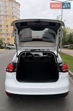 Хэтчбек Ford Focus 2015 в 