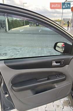 Хэтчбек Ford Focus 2011 в 
