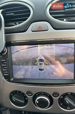 Хэтчбек Ford Focus 2011 в 