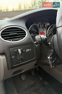 Хэтчбек Ford Focus 2011 в 