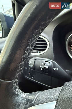 Хэтчбек Ford Focus 2011 в 