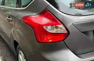 Хэтчбек Ford Focus 2011 в 