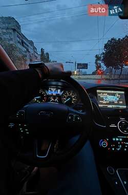 Седан Ford Focus 2015 в 