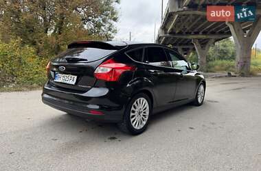 Хэтчбек Ford Focus 2012 в 