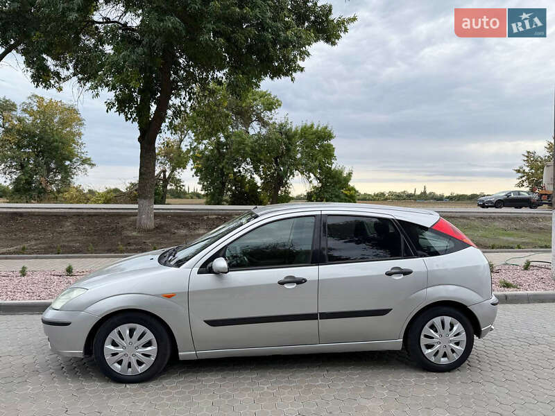 Хэтчбек Ford Focus 2003 в 