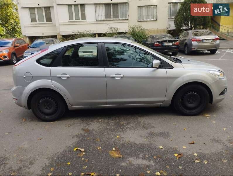 Хэтчбек Ford Focus 2010 в 