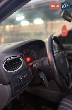Хэтчбек Ford Focus 2011 в 