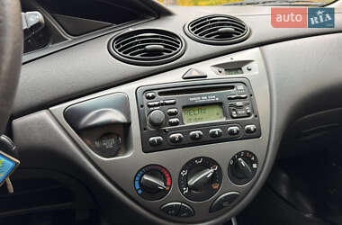 Хэтчбек Ford Focus 2004 в 
