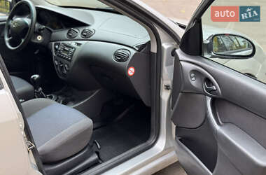 Хэтчбек Ford Focus 2004 в 