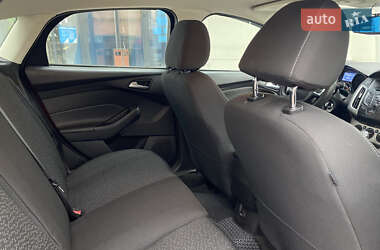 Хэтчбек Ford Focus 2012 в 