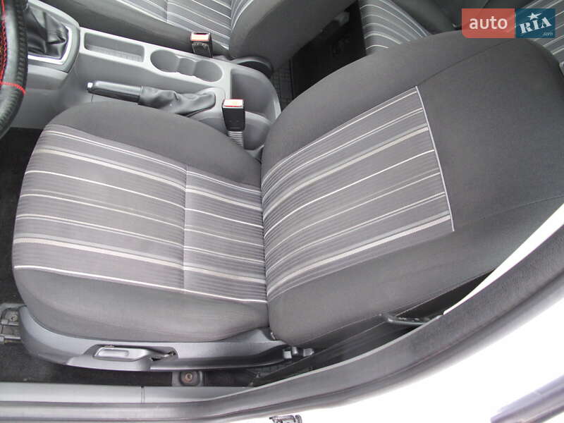 Хетчбек Ford Focus 2011 в Києві фото 16 Хетчбек Ford Focus 2011 в Києві