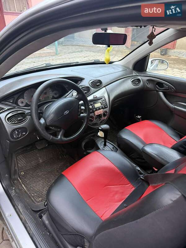 Хэтчбек Ford Focus 2001 в Дубно