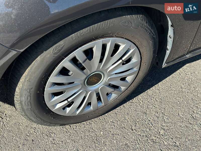 Седан Ford Focus 2015 в Днепре