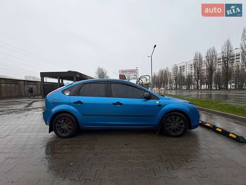 Хэтчбек Ford Focus 2006 в Вишневом фото 6 Хэтчбек Ford Focus 2006 в Вишневом