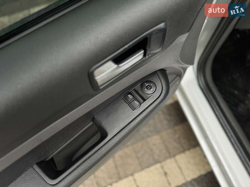 Хэтчбек Ford Focus 2006 в Сваляве