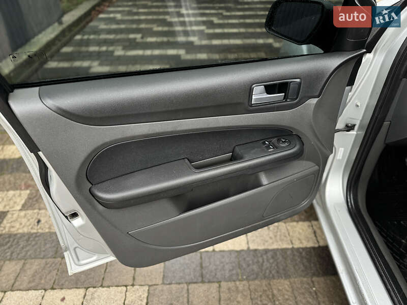 Хэтчбек Ford Focus 2006 в Сваляве