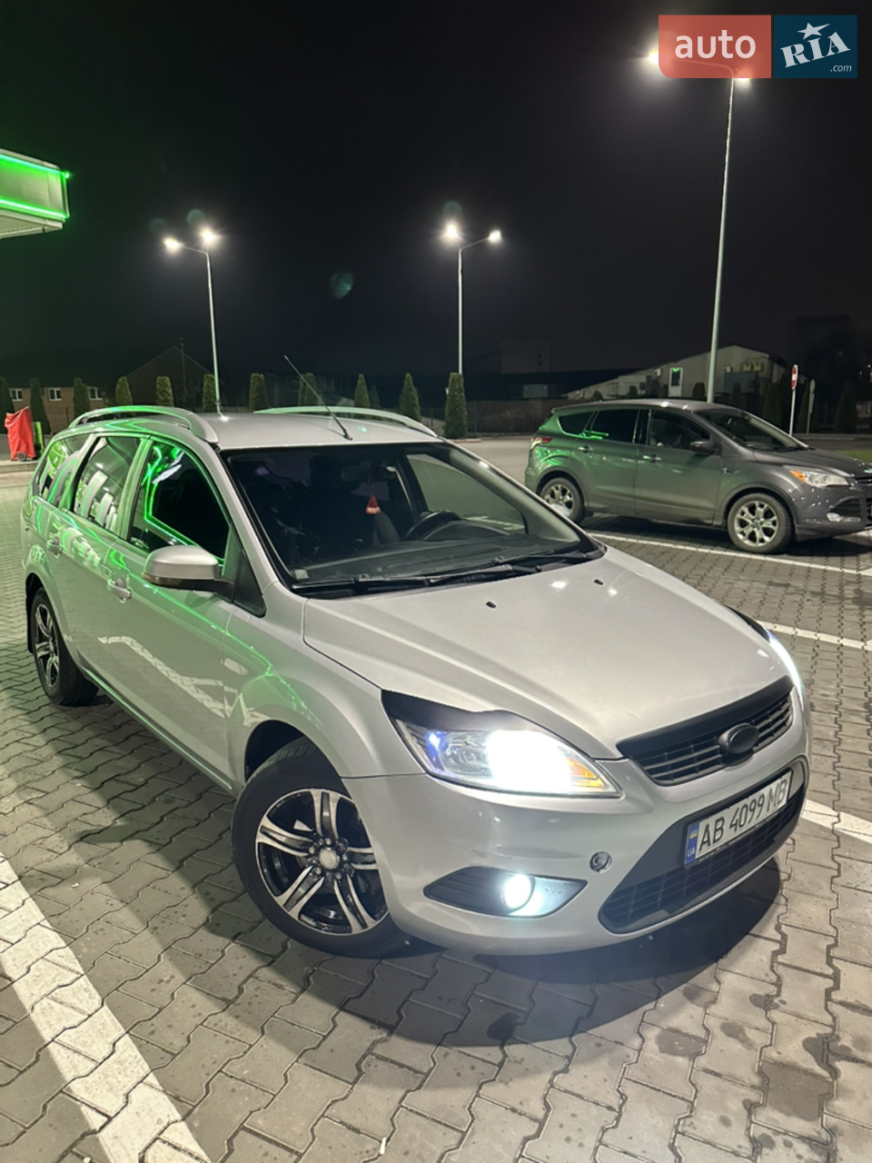 Продам власний автомобіль форд фокус 2008 року 1.8 дизель гарне авто на легко славних дисках з надійним двигуном проблем з ним не має, працює рівно масла не бере. В авто встановлена гарна музика стоїть андроїд магнітола, камера заднього виду. Стоїть нове зчеплення з головним циліндриком та вижимним. Авто кожен день на ходу. Всі кнопочки працюють. За деталями дзвоніть я власник.