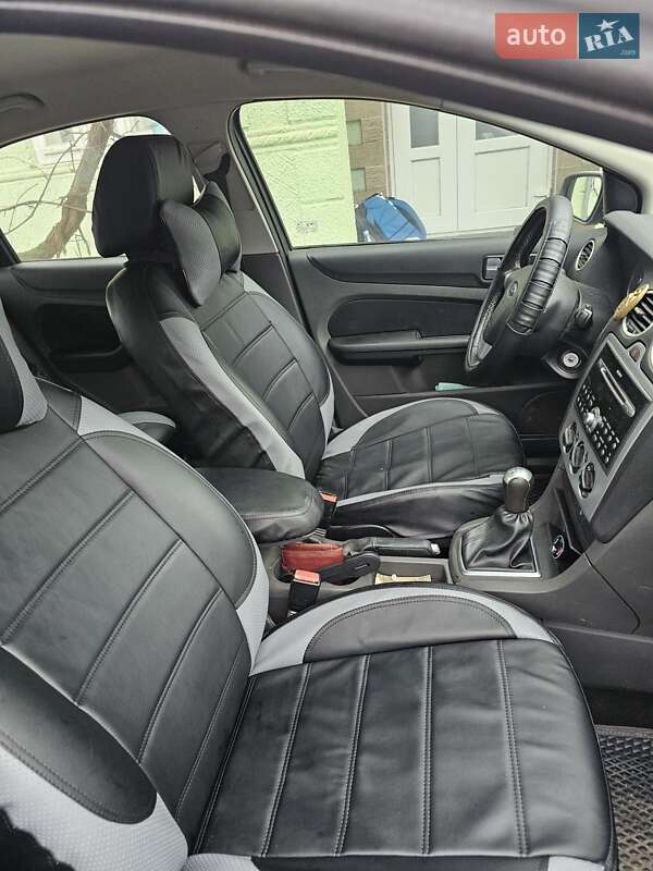 Хэтчбек Ford Focus 2005 в Черновцах