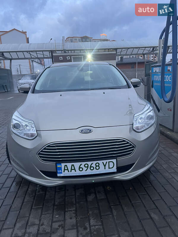 Хэтчбек Ford Focus 2017 в Гатном фото Хэтчбек Ford Focus 2017 в Гатном