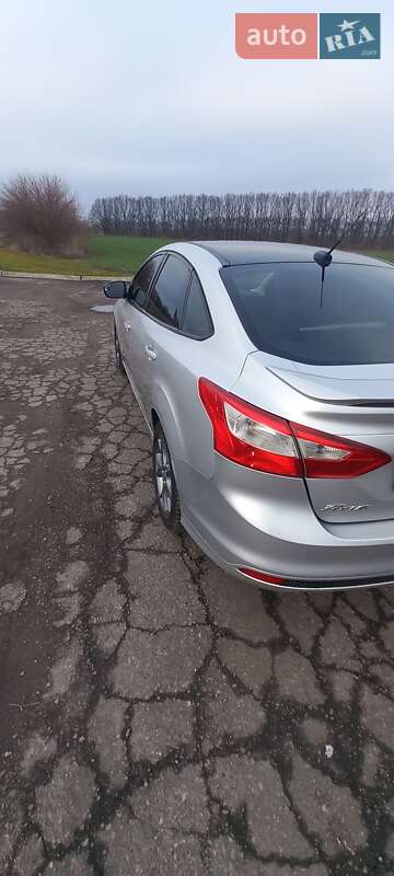 Седан Ford Focus 2012 в Градижске