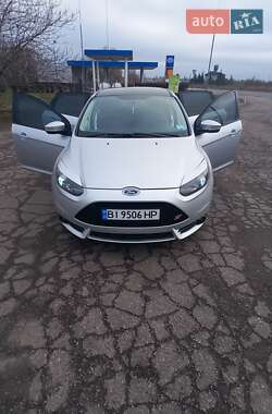 Седан Ford Focus 2012 в Градижске