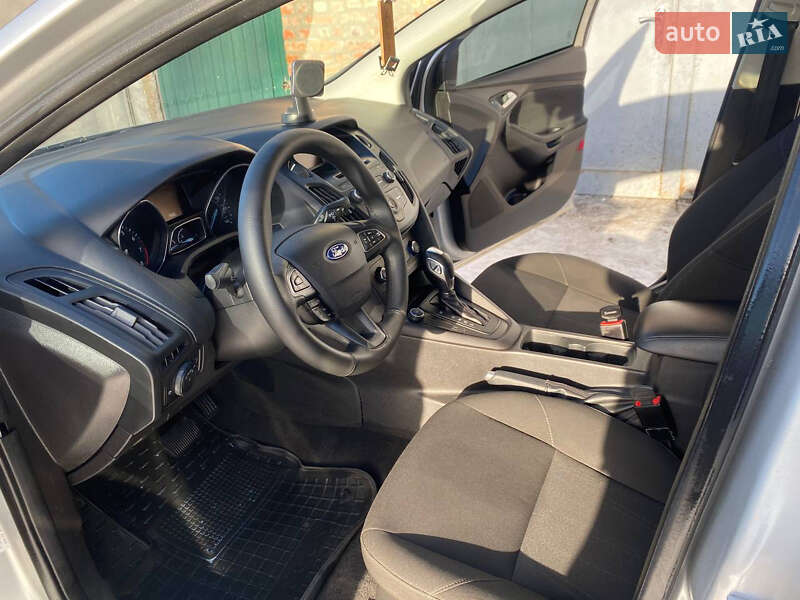 Седан Ford Focus 2015 в Ромнах