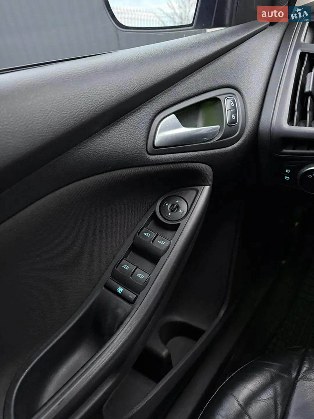 2016 Ford Focus - мініатюра 16