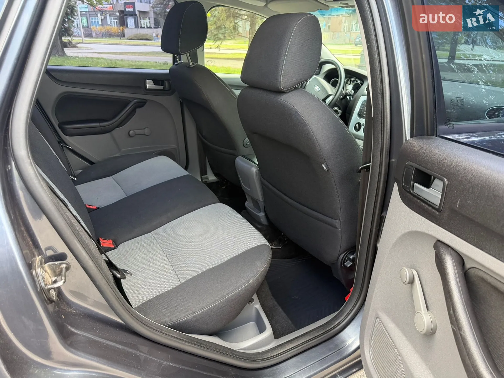 2010 Ford Focus - мініатюра 10