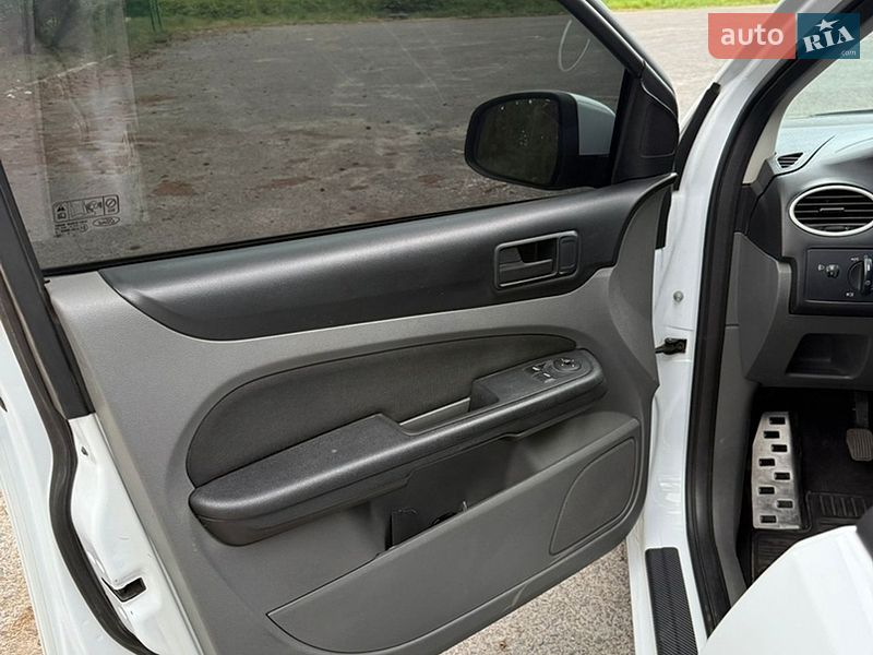 Универсал Ford Focus 2010 в Великих Мостах