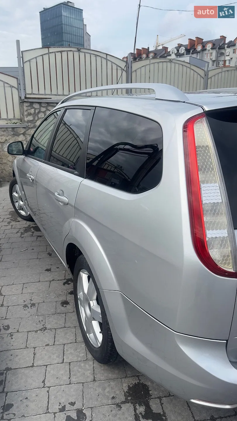 2010 Ford Focus - мініатюра 2