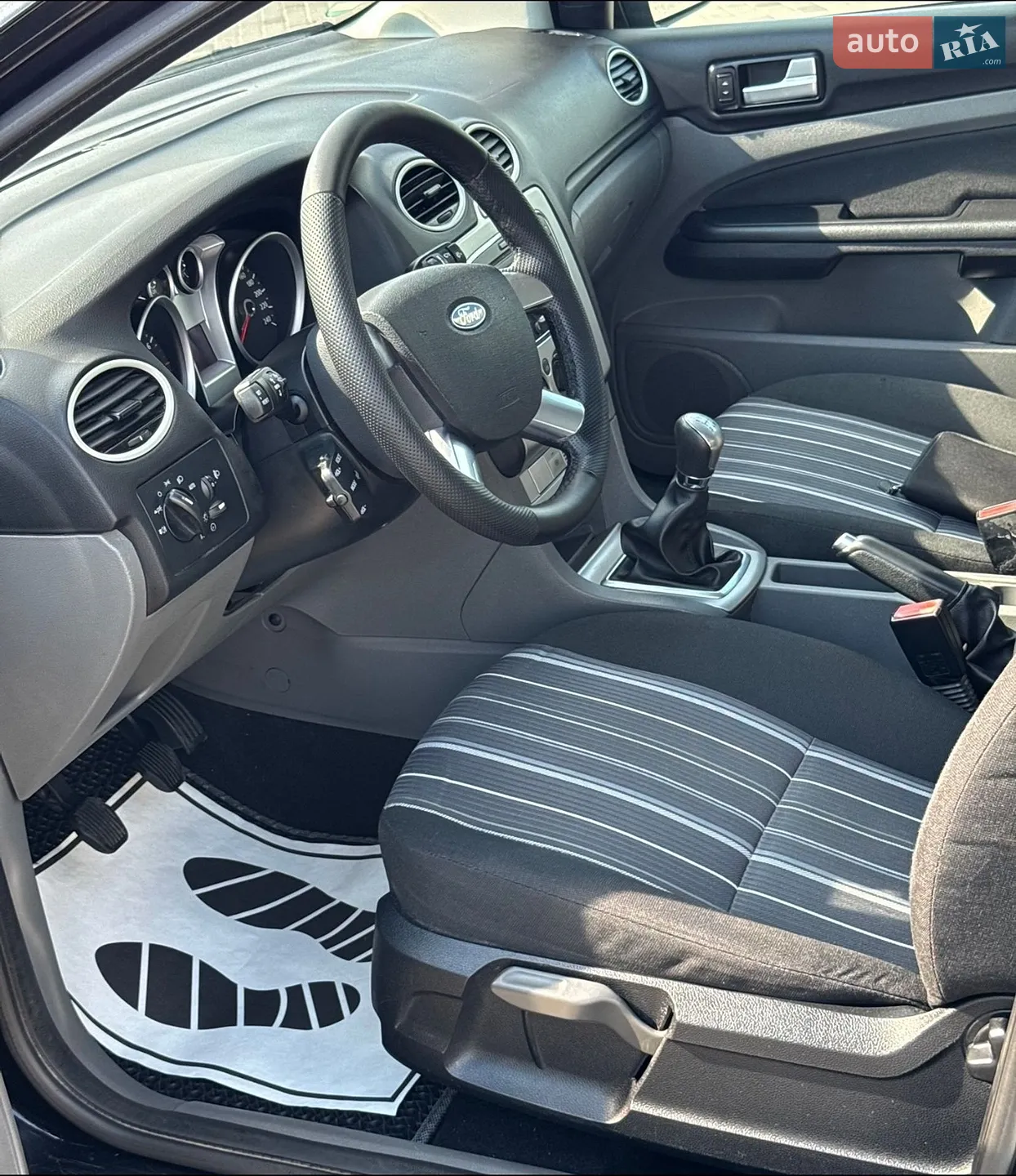 2010 Ford Focus - мініатюра 2