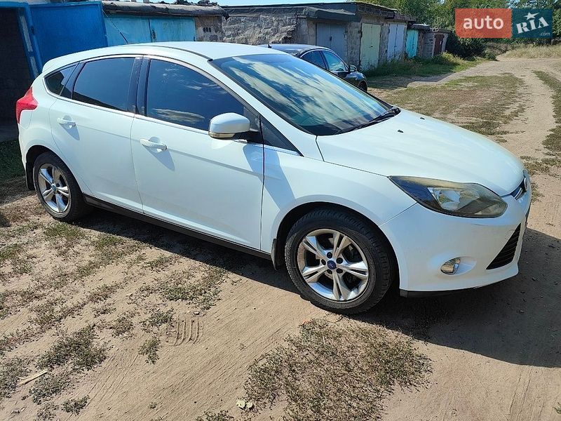 Хэтчбек Ford Focus 2012 в Петрове