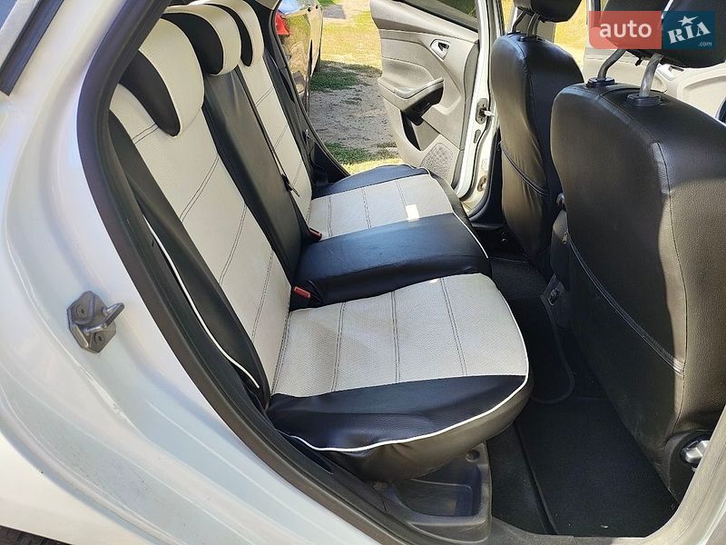 Хэтчбек Ford Focus 2012 в Петрове
