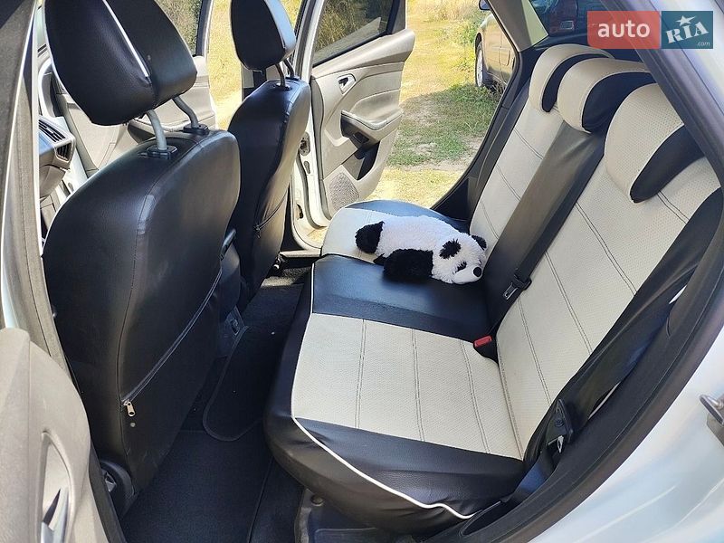 Хэтчбек Ford Focus 2012 в Петрове