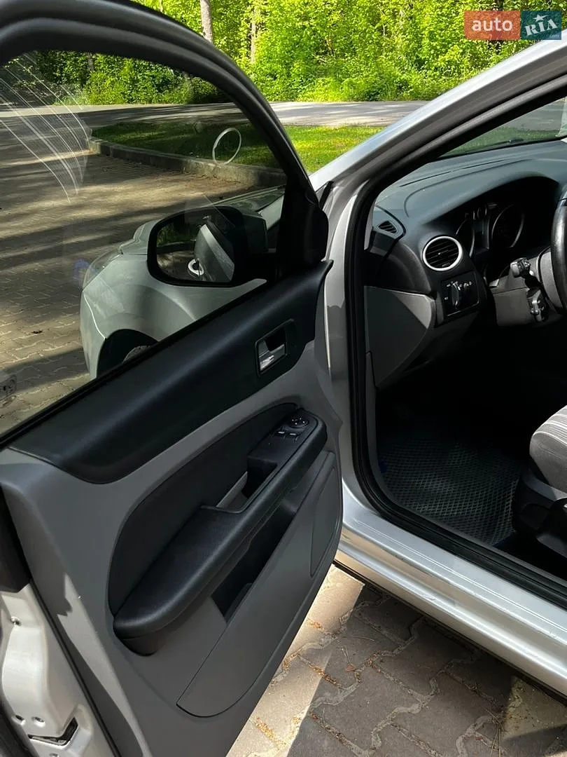 2010 Ford Focus - мініатюра 16