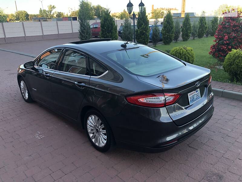Седан Ford Fusion 2015 в Стрию