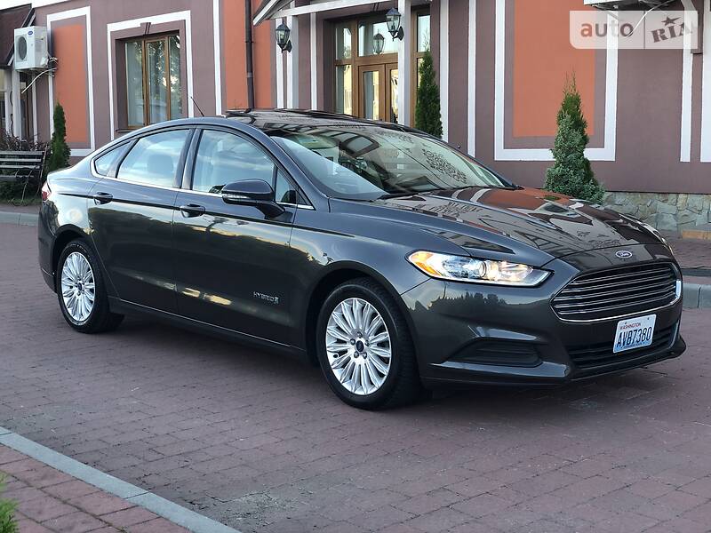 Седан Ford Fusion 2015 в Стрию