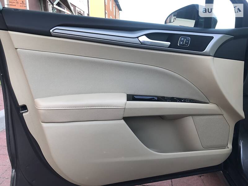 Седан Ford Fusion 2015 в Стрию