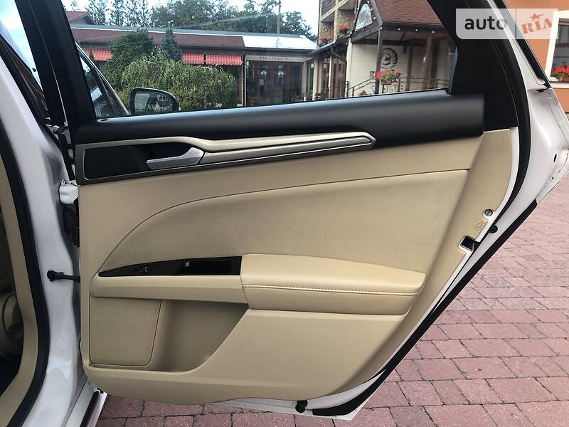 Седан Ford Fusion 2013 в Стрию