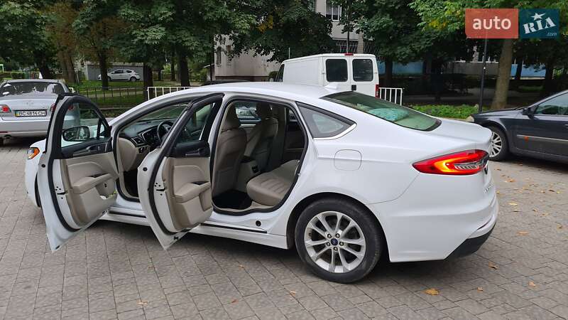 Седан Ford Fusion 2018 в Львове