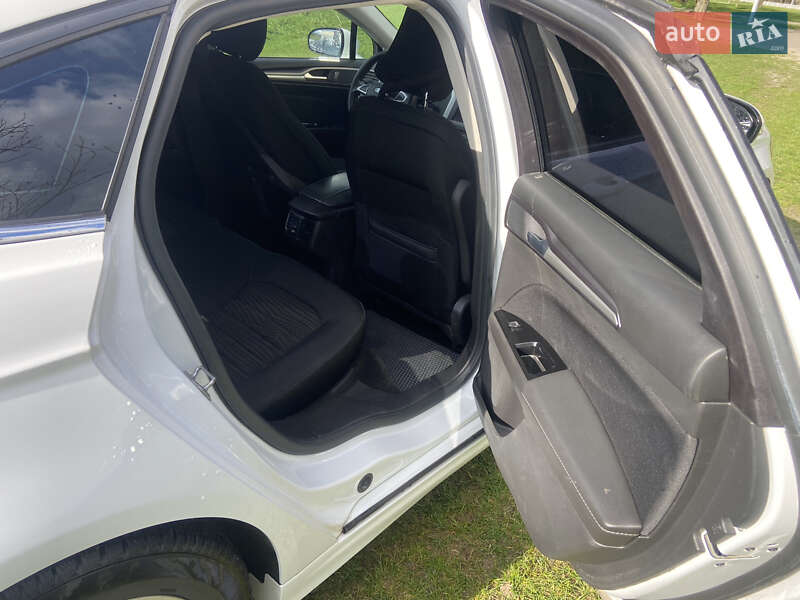 Седан Ford Fusion 2015 в Ровно