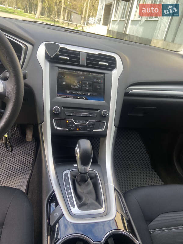 Седан Ford Fusion 2015 в Ровно