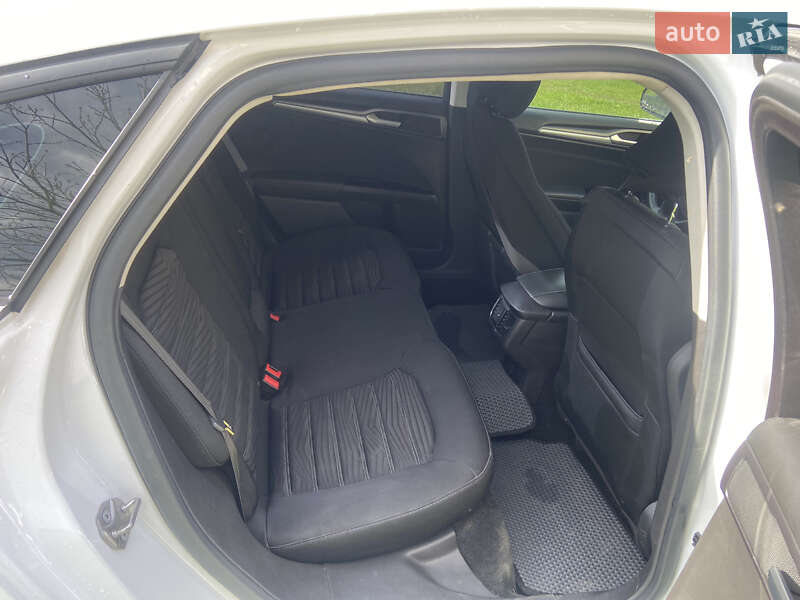 Седан Ford Fusion 2015 в Ровно