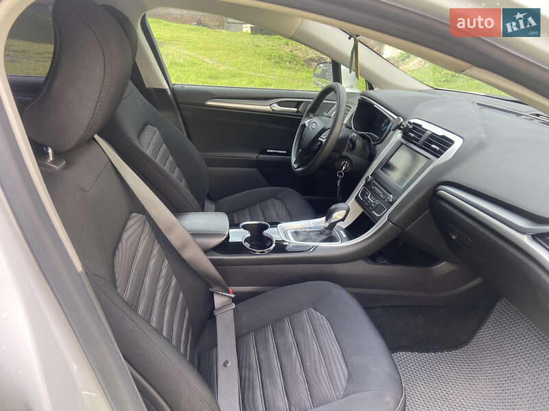 Седан Ford Fusion 2015 в Ровно