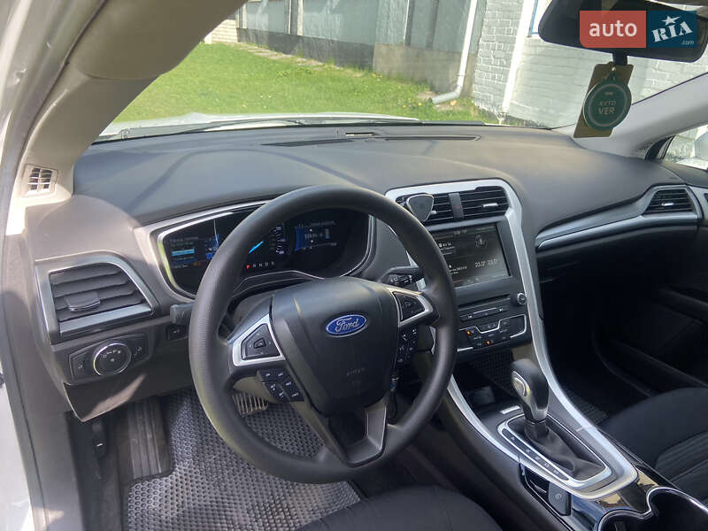 Седан Ford Fusion 2015 в Ровно