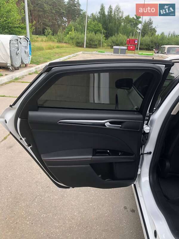 Седан Ford Fusion 2016 в Ромнах