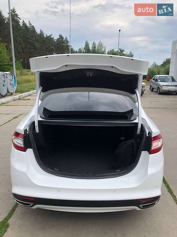 Седан Ford Fusion 2016 в Ромнах