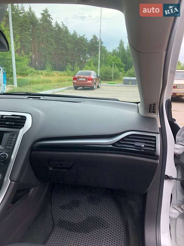 Седан Ford Fusion 2016 в Ромнах