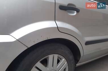 Хэтчбек Ford Fusion 2004 в 