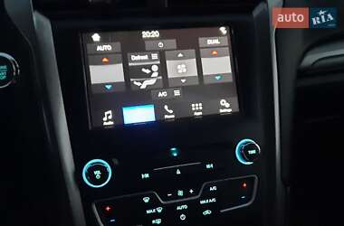 Седан Ford Fusion 2016 в Умані